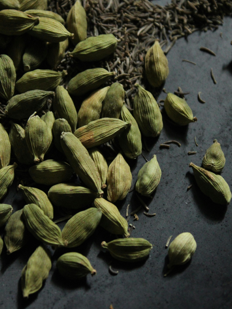 Green cardamom pods